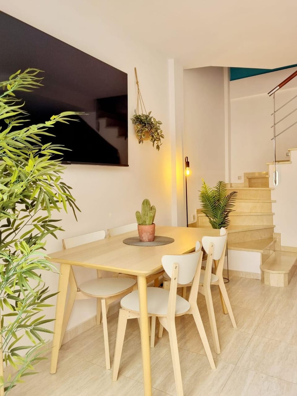 TV and multimedia, Living room, Seating area, Dining area