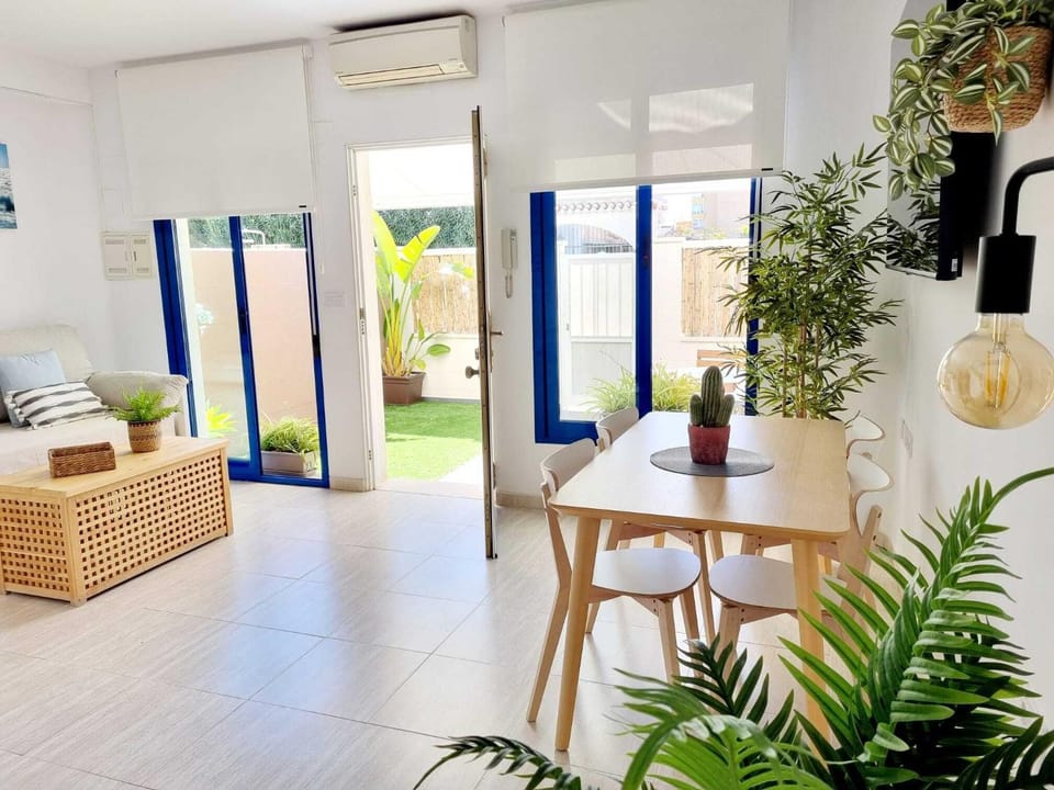 Communal lounge/ TV room, Off site, TV and multimedia, Balcony/Terrace, Living room, Lounge or bar, Seating area, Dining area, air conditioner