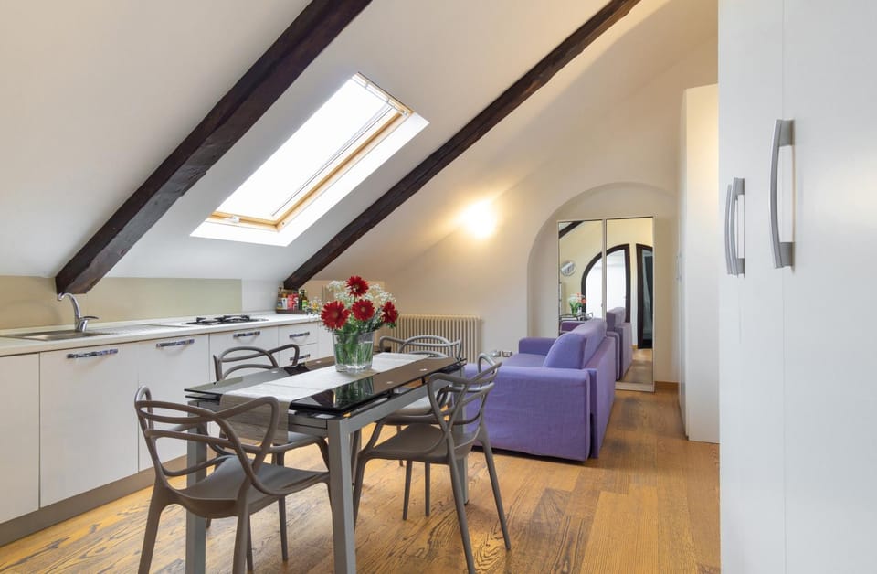 Kitchen or kitchenette, Living room, Seating area, Dining area