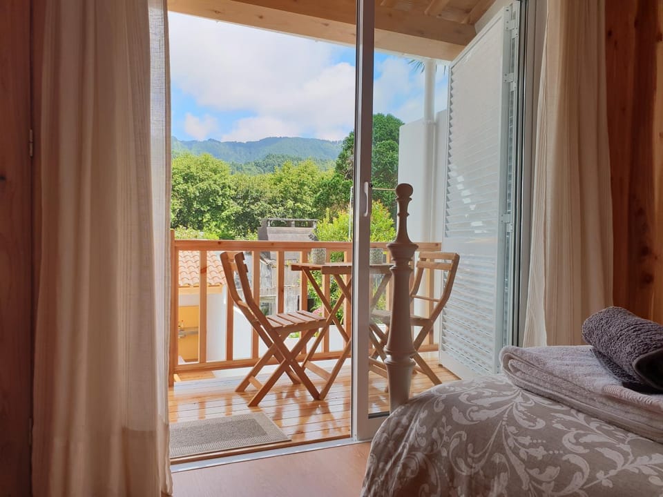 Bedroom, Mountain view