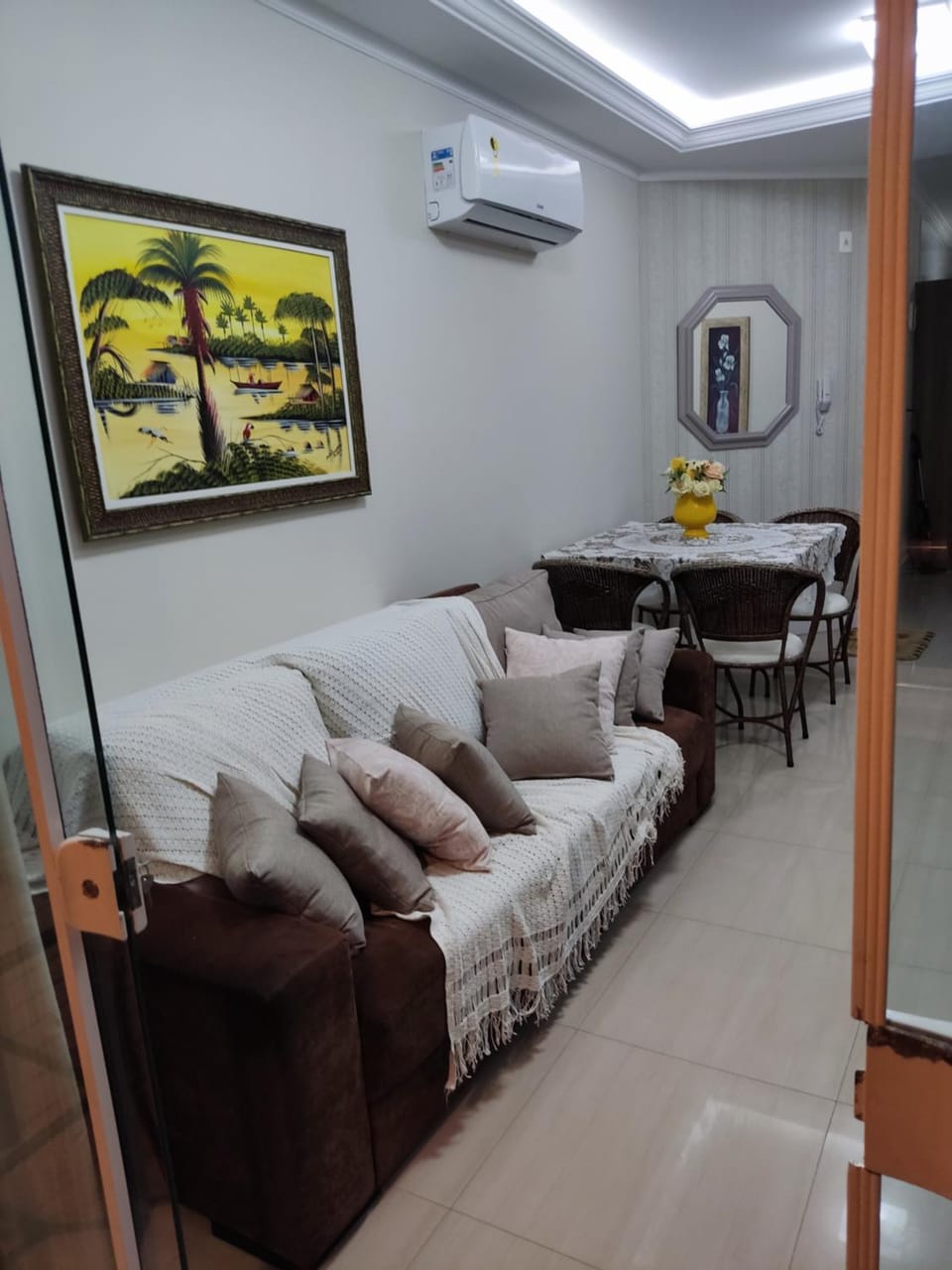TV and multimedia, Living room, Seating area, Dining area, air conditioner