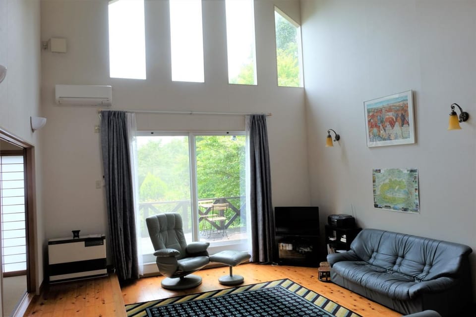 Communal lounge/ TV room, TV and multimedia, Living room, Decorative detail, Seating area, Garden view