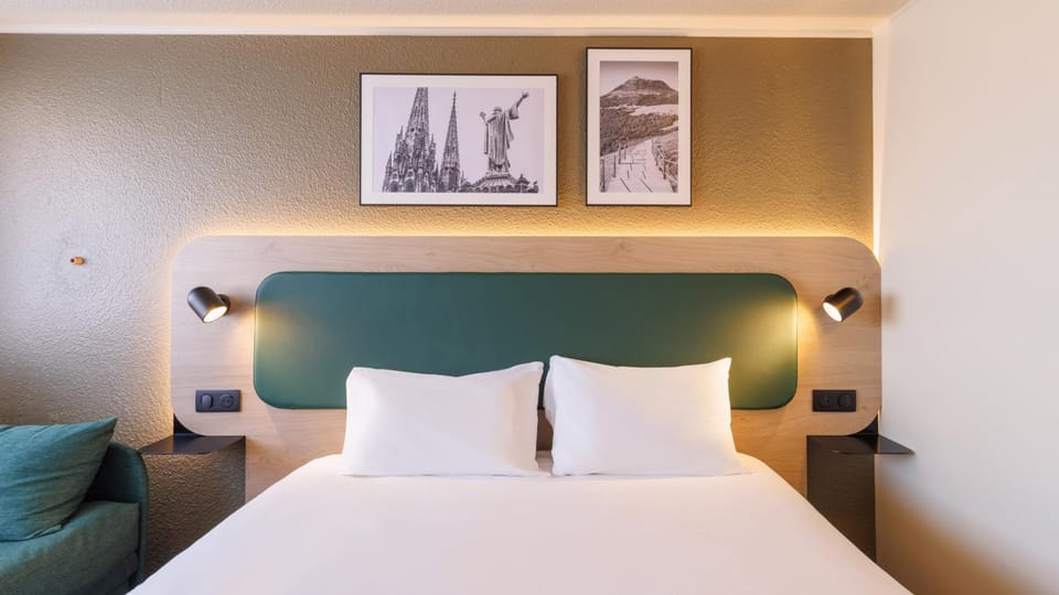 Bed, TV and multimedia, Decorative detail, Bedroom, Guests, group of guests, Family, wardrobe
