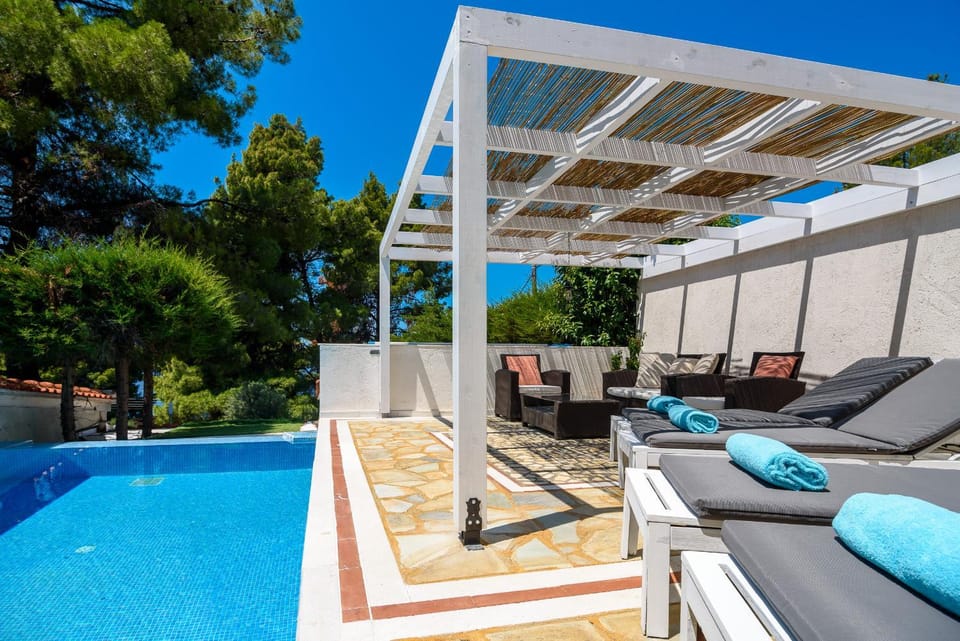 Patio, Pool view, Swimming pool, sunbed