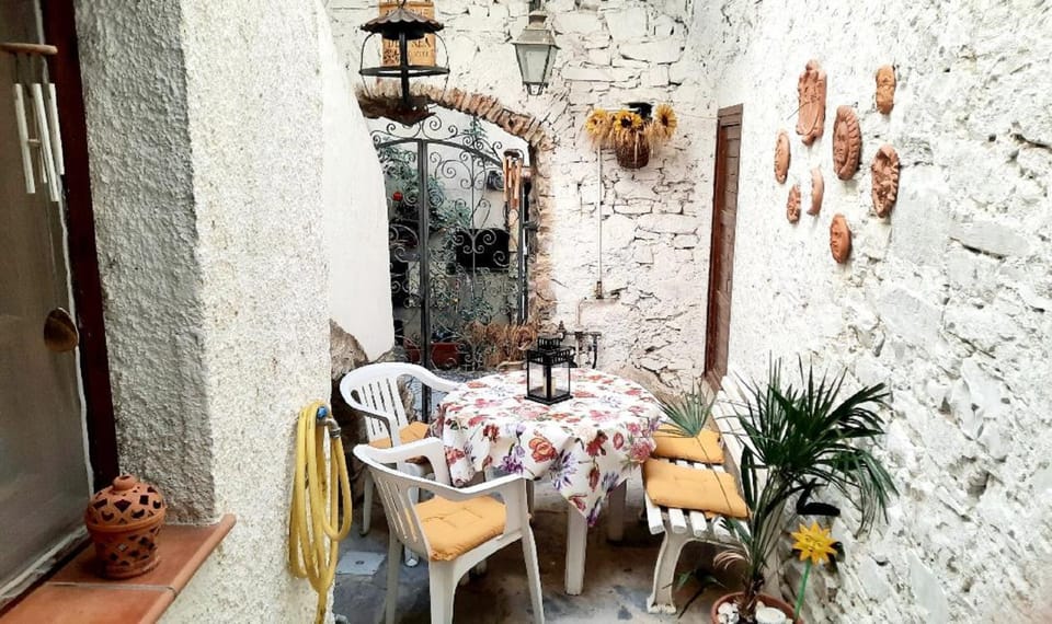 Patio, Dining area, Inner courtyard view