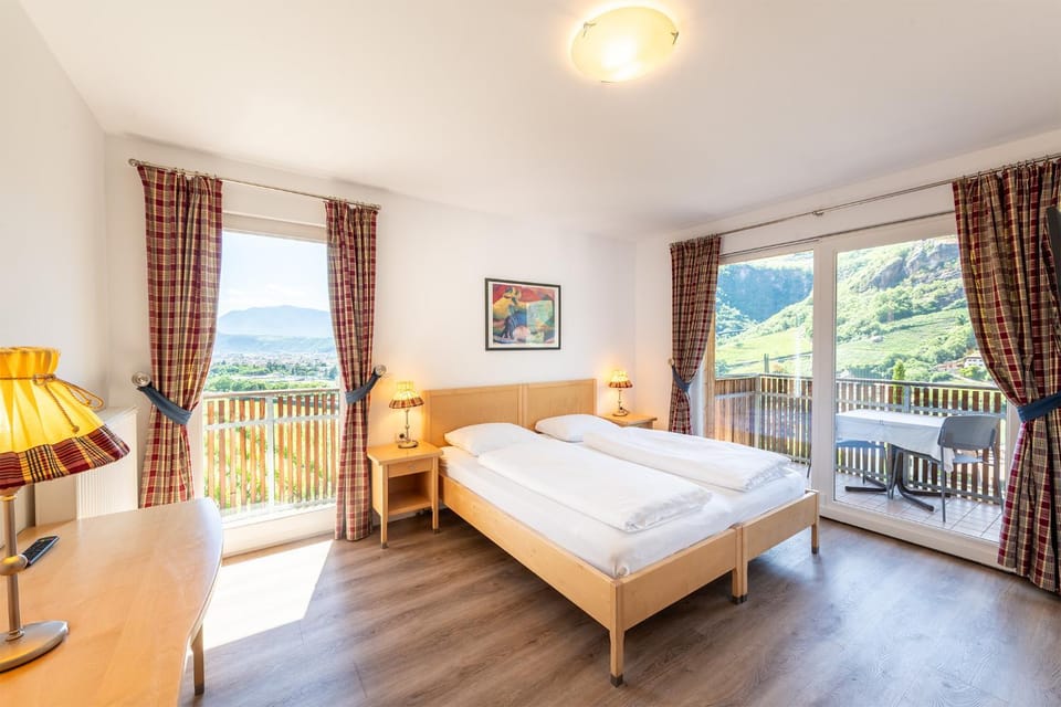 Bed, Natural landscape, TV and multimedia, View (from property/room), Balcony/Terrace, Photo of the whole room, City view, Garden view, Landmark view, Mountain view, furniture, air conditioner