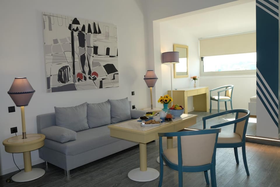 Seating area, Dining area