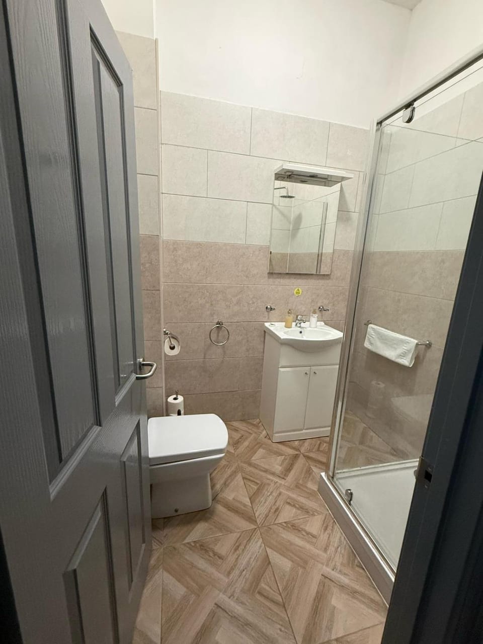 Shower, Toilet, Bathroom, towels