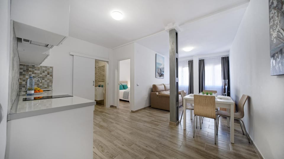 Kitchen or kitchenette, Living room, Seating area, Dining area