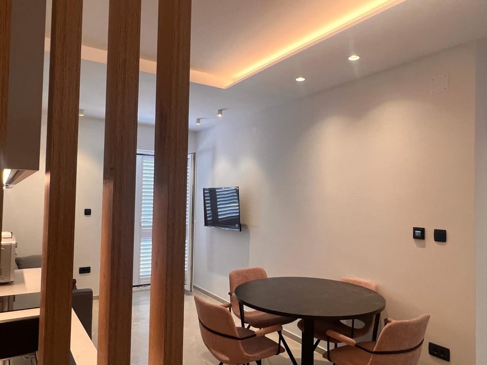 TV and multimedia, Kitchen or kitchenette, Living room, Seating area, Dining area