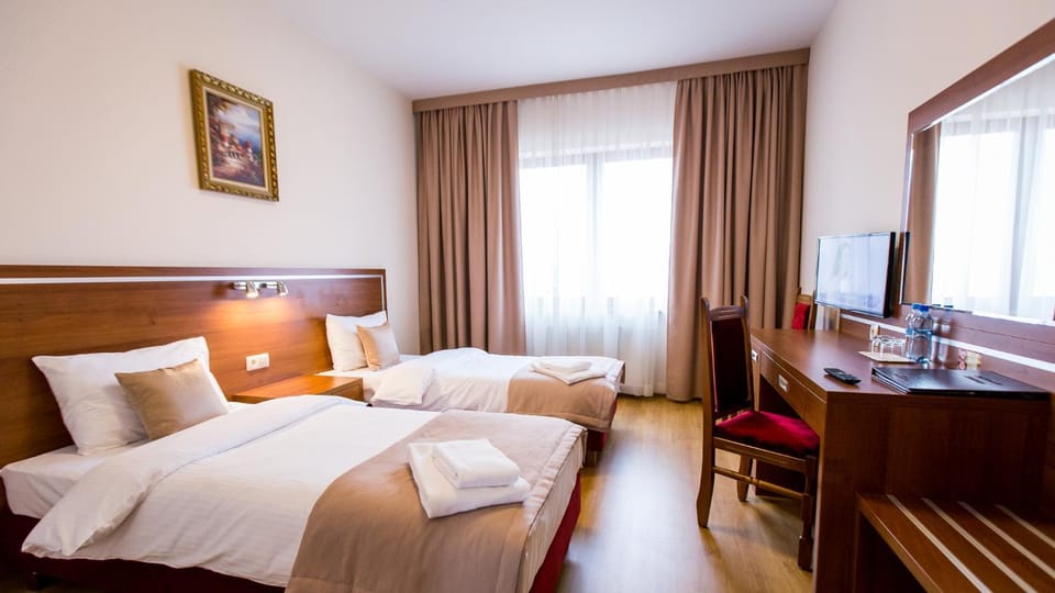 Bed, TV and multimedia, Photo of the whole room, Bedroom, hair dresser
