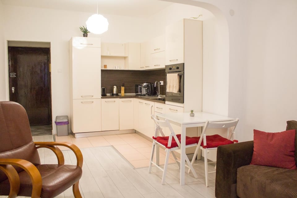 Kitchen or kitchenette, Seating area, Dining area, oven, stove