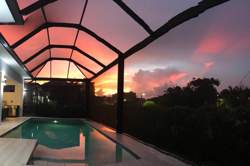 BEACH 5 MIN. WALK-LUXURIOUS MODERN POOL HOME House in Marco Island