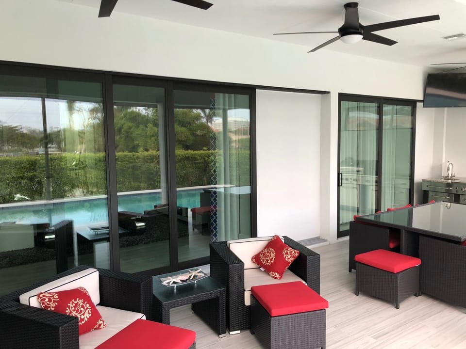BEACH 5 MIN. WALK-LUXURIOUS MODERN POOL HOME House in Marco Island