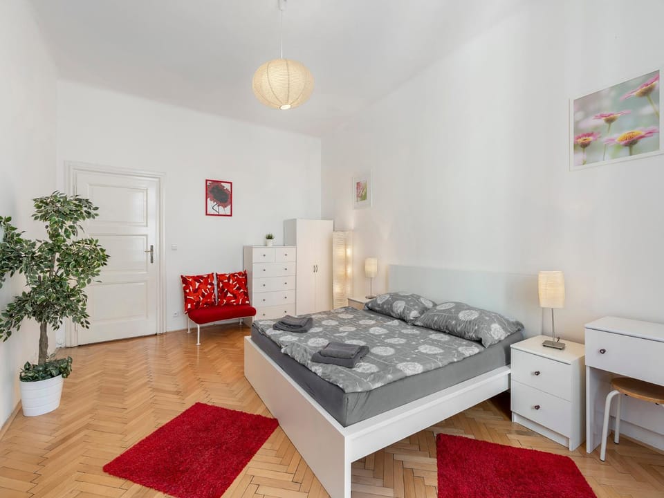 Bed, Photo of the whole room, Seating area, Bedroom