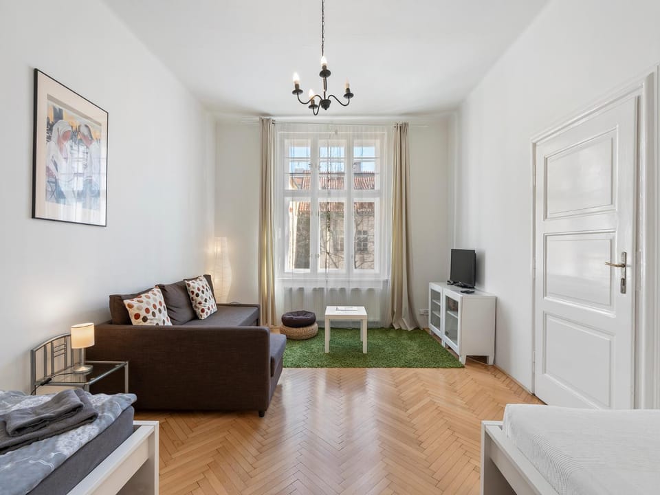 Bed, TV and multimedia, Seating area, Bedroom, towels