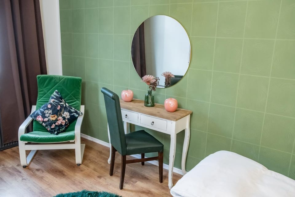 Bed, Seating area, Bedroom