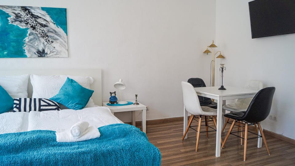 Bed, TV and multimedia, Seating area, Dining area, Bedroom