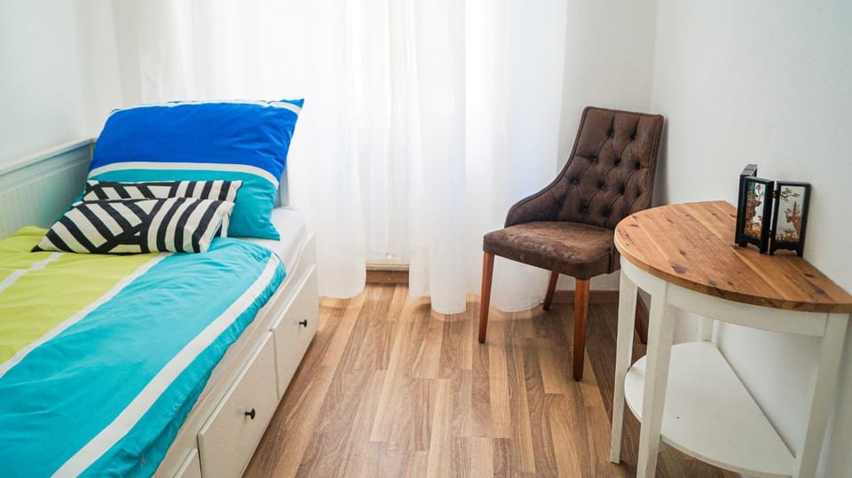 Bed, Seating area, Bedroom