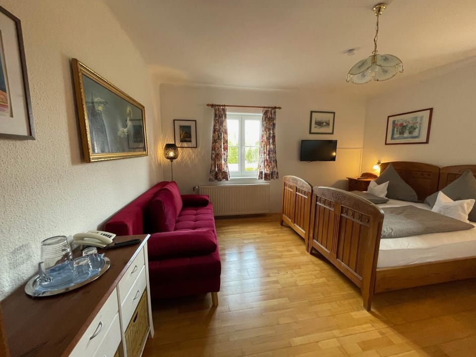 TV and multimedia, Seating area, Bedroom