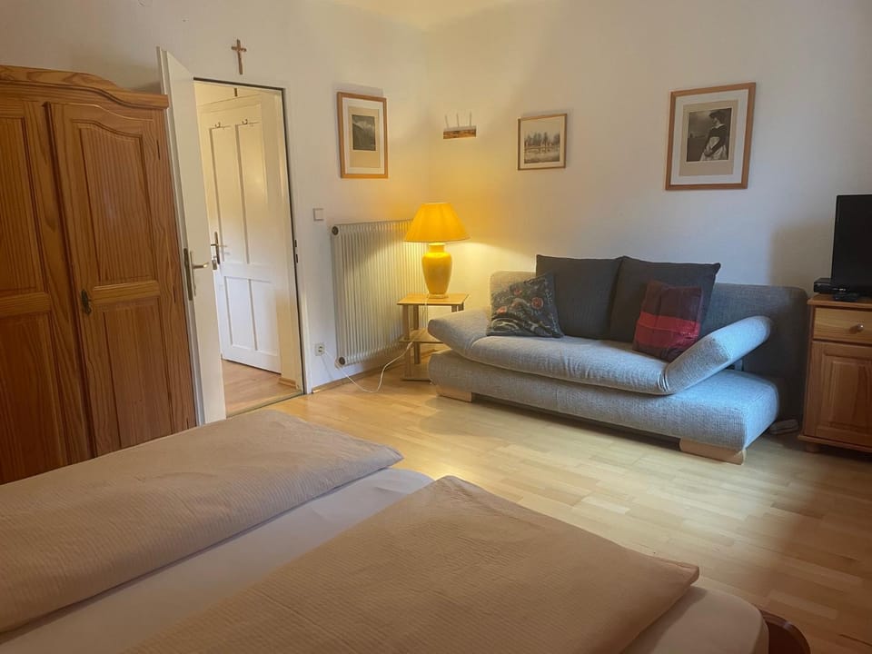 Bed, TV and multimedia, Photo of the whole room, Bedroom, wardrobe