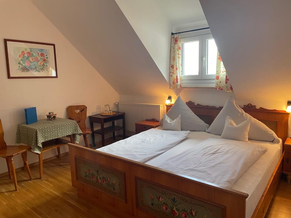 Bed, Photo of the whole room, Seating area, Bedroom