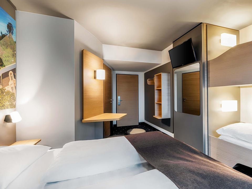 Photo of the whole room, Family