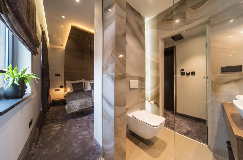 Bed, Bathroom