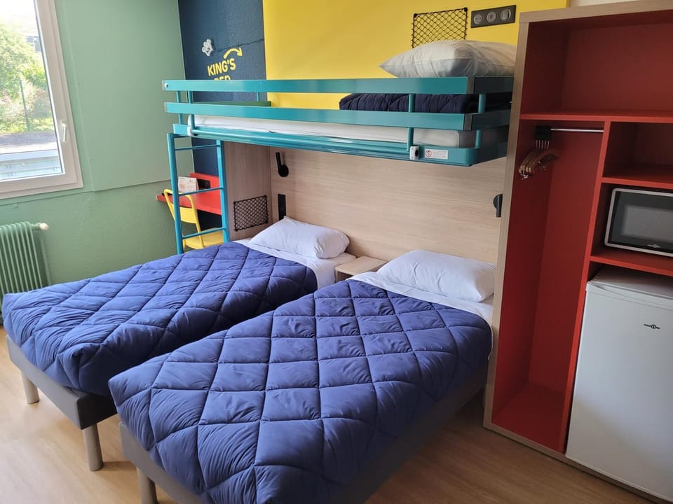 Bed, Photo of the whole room, Bedroom, bunk bed, microwave