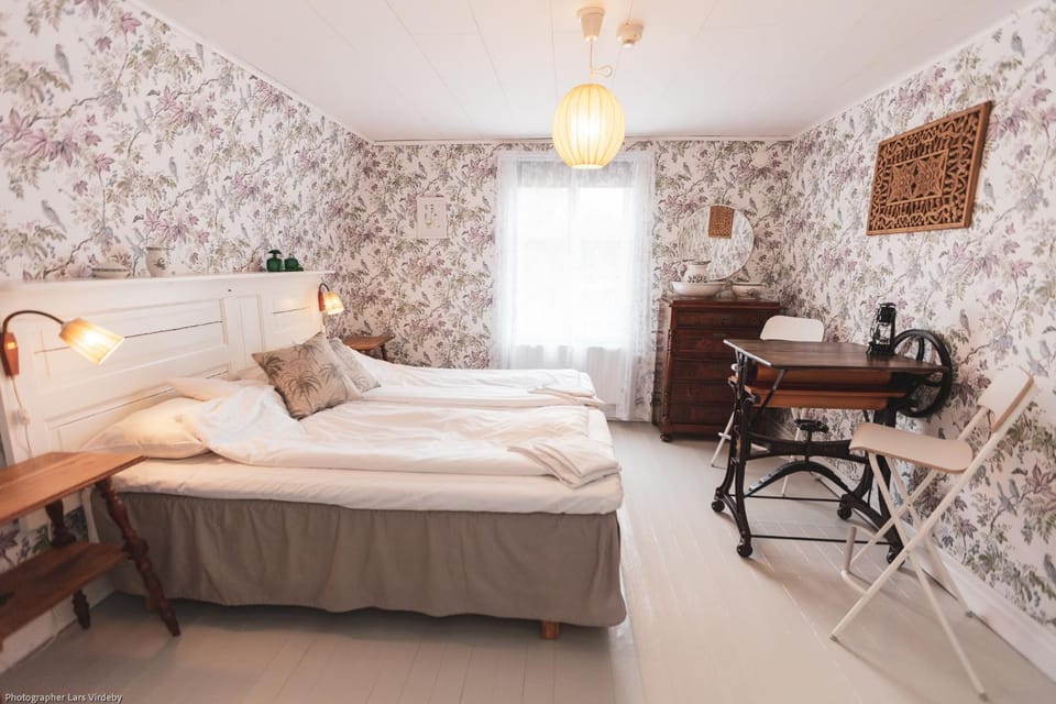 Bed, Photo of the whole room, Seating area