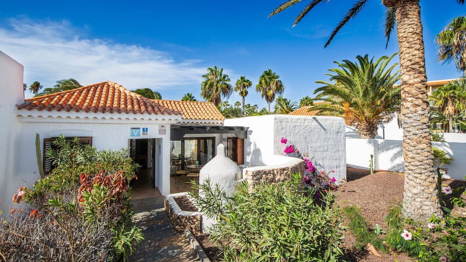 Property building, Patio, Facade/entrance, Garden