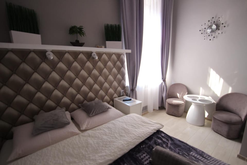 Bed, Living room, Photo of the whole room, Seating area, Bedroom