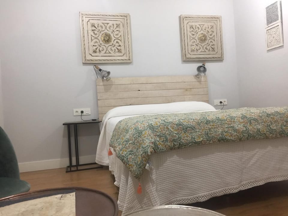 Photo of the whole room, Decorative detail