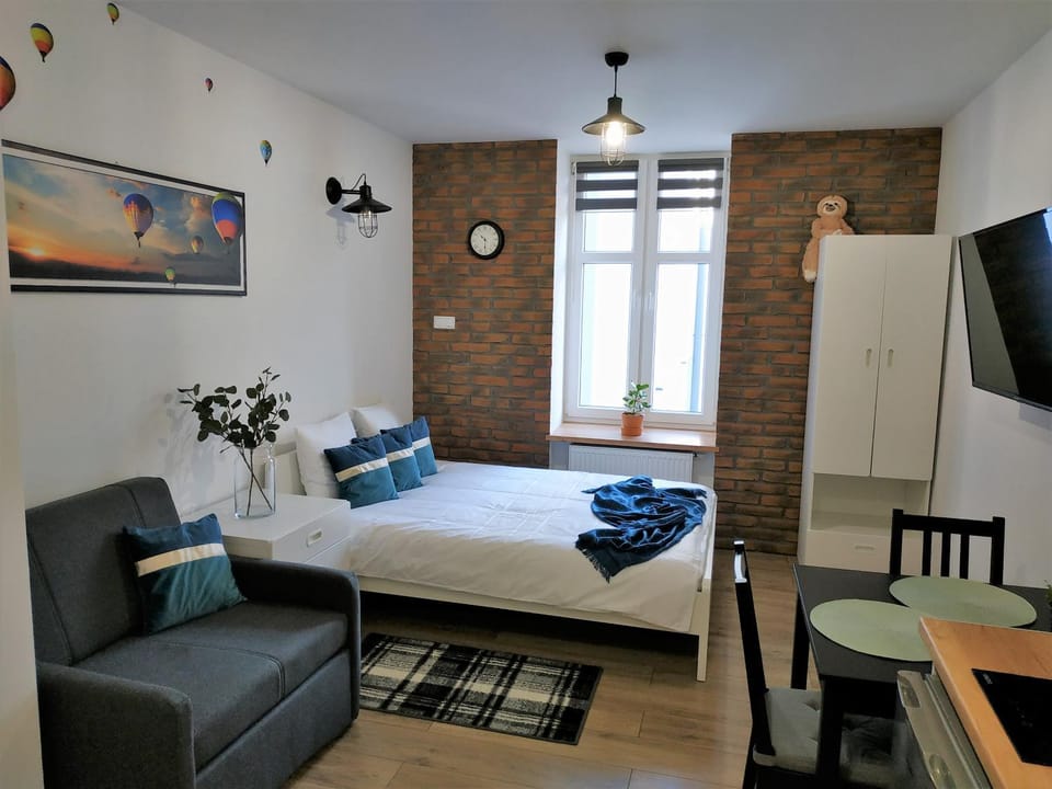 Communal lounge/ TV room, Bed, TV and multimedia, Photo of the whole room, Seating area, Bedroom