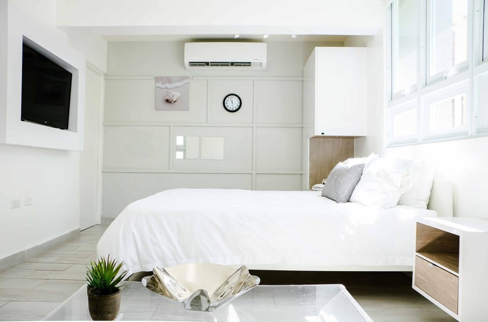 Bed, TV and multimedia, Bedroom