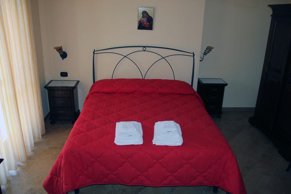 Bed, Photo of the whole room, Bedroom, Facility for disabled guests