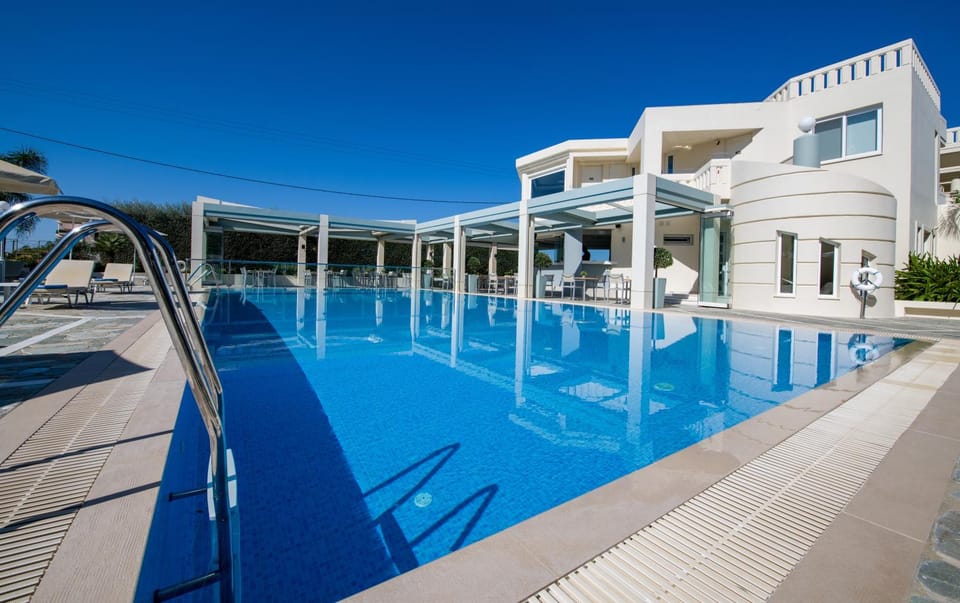 Restaurant/places to eat, Swimming pool