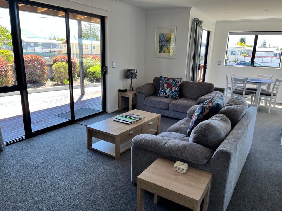 Mountain views on Mackenzie House in Twizel