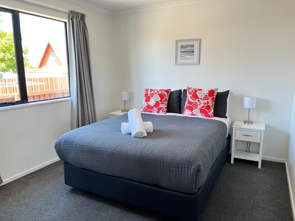 Mountain views on Mackenzie House in Twizel