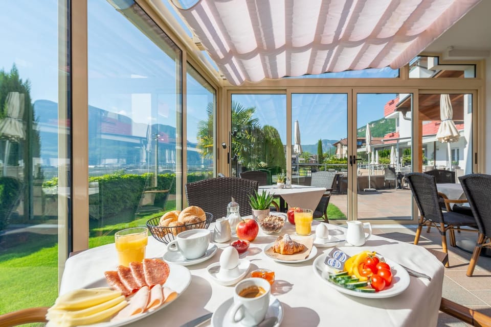 Food and drinks, Seating area, Dining area, Food, Breakfast, Continental breakfast