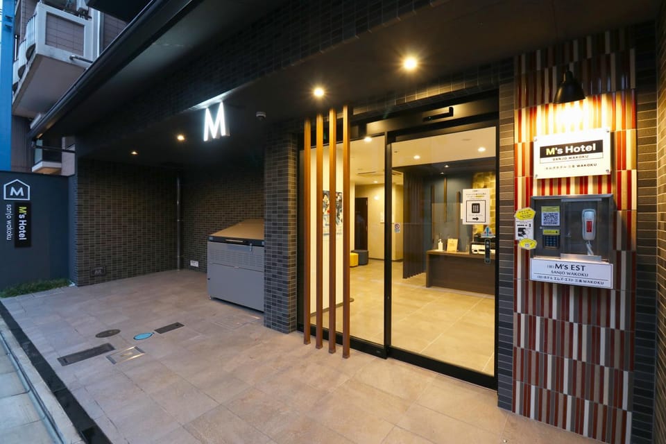 Facade/entrance
