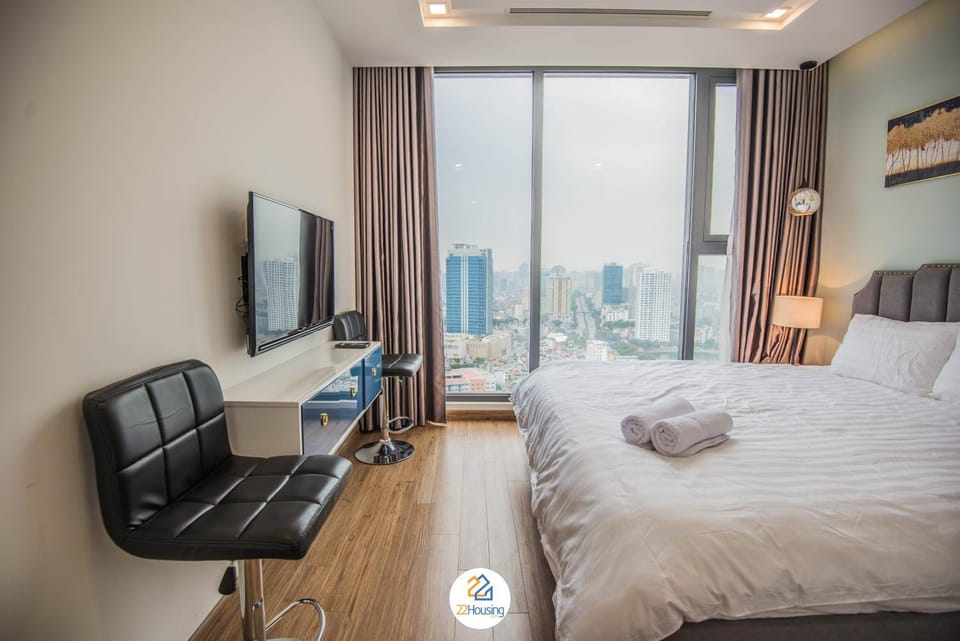Bed, TV and multimedia, Photo of the whole room, Bedroom, City view, Street view, hair dresser, towels