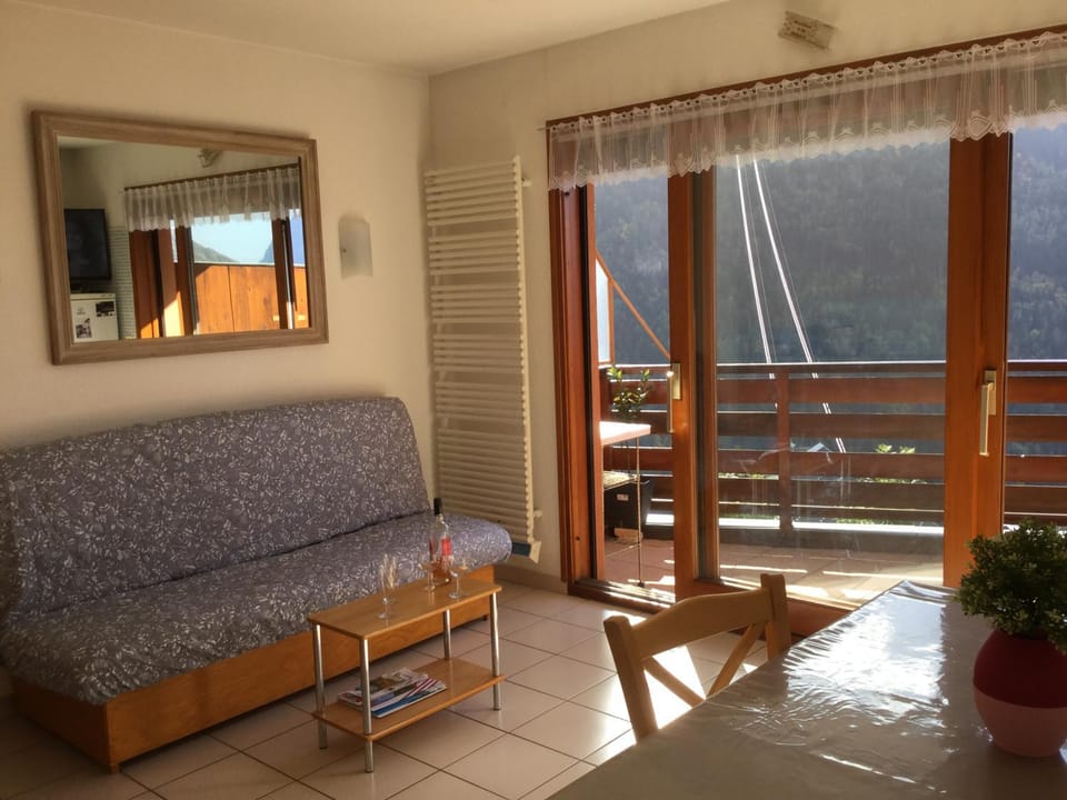 Balcony/Terrace, Living room, Mountain view