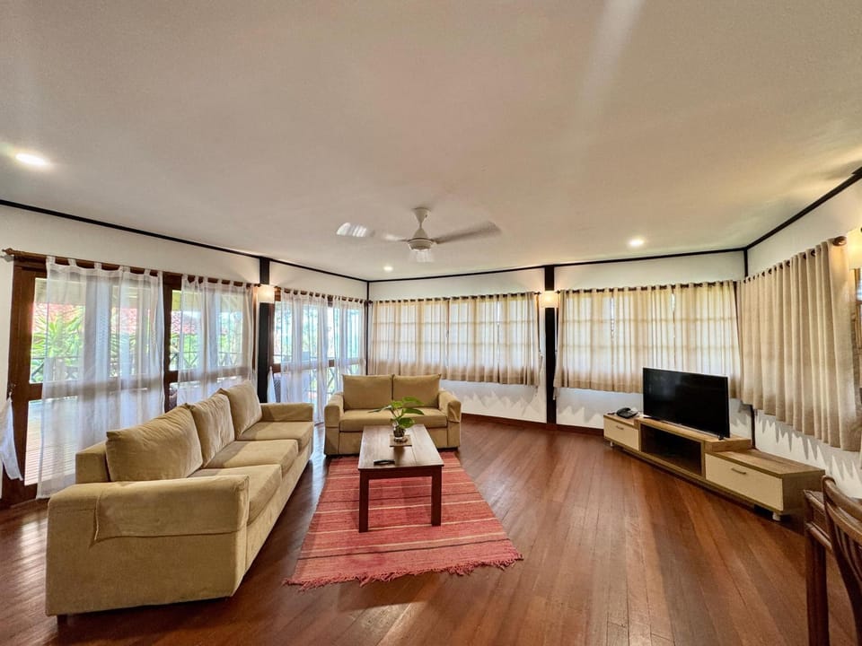 Communal lounge/ TV room, TV and multimedia, Living room, Seating area