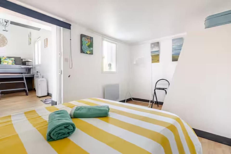 Photo of the whole room, Bedroom