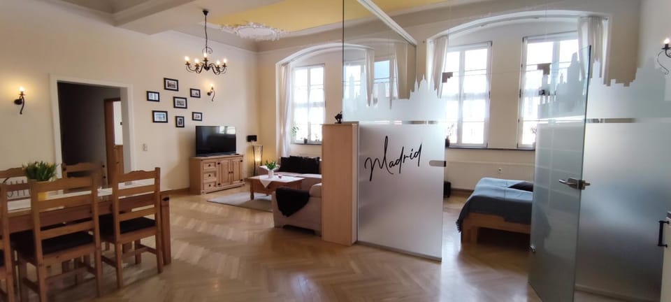 TV and multimedia, Living room, Photo of the whole room, Dining area