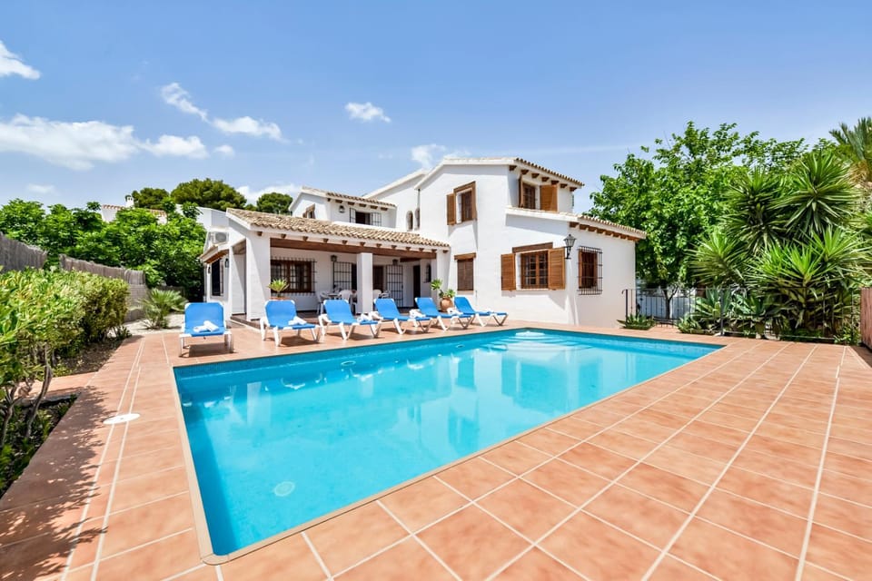 Property building, Swimming pool, sunbed