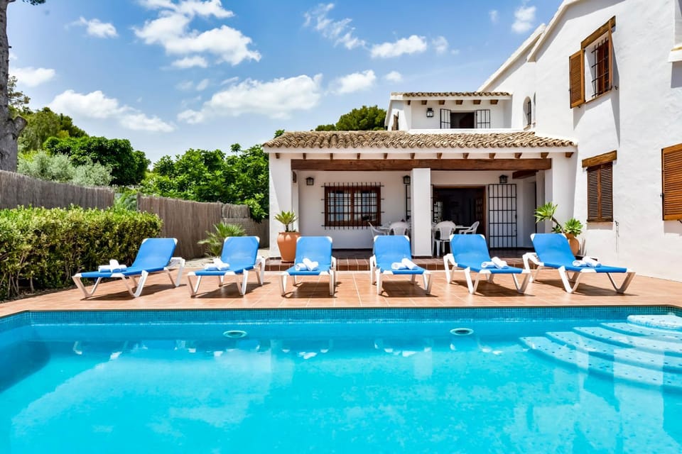 Property building, Swimming pool, sunbed