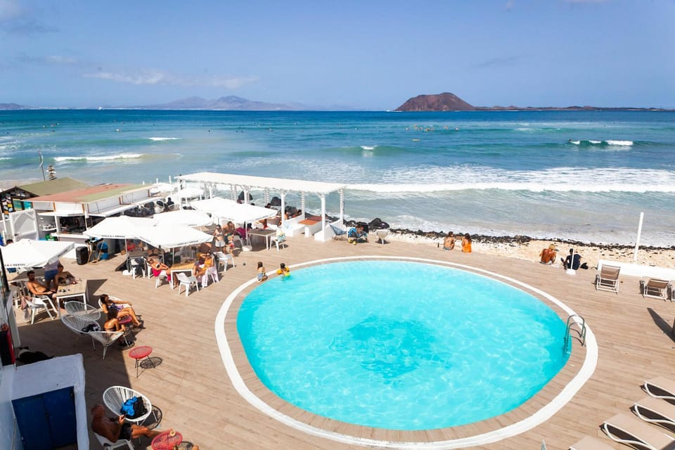 Restaurant/places to eat, Restaurant/places to eat, Natural landscape, Beach, Beach, Swimming pool, Swimming pool, Sports, Entertainment