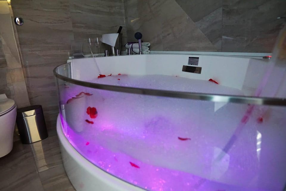 Hot Tub, Hot Tub